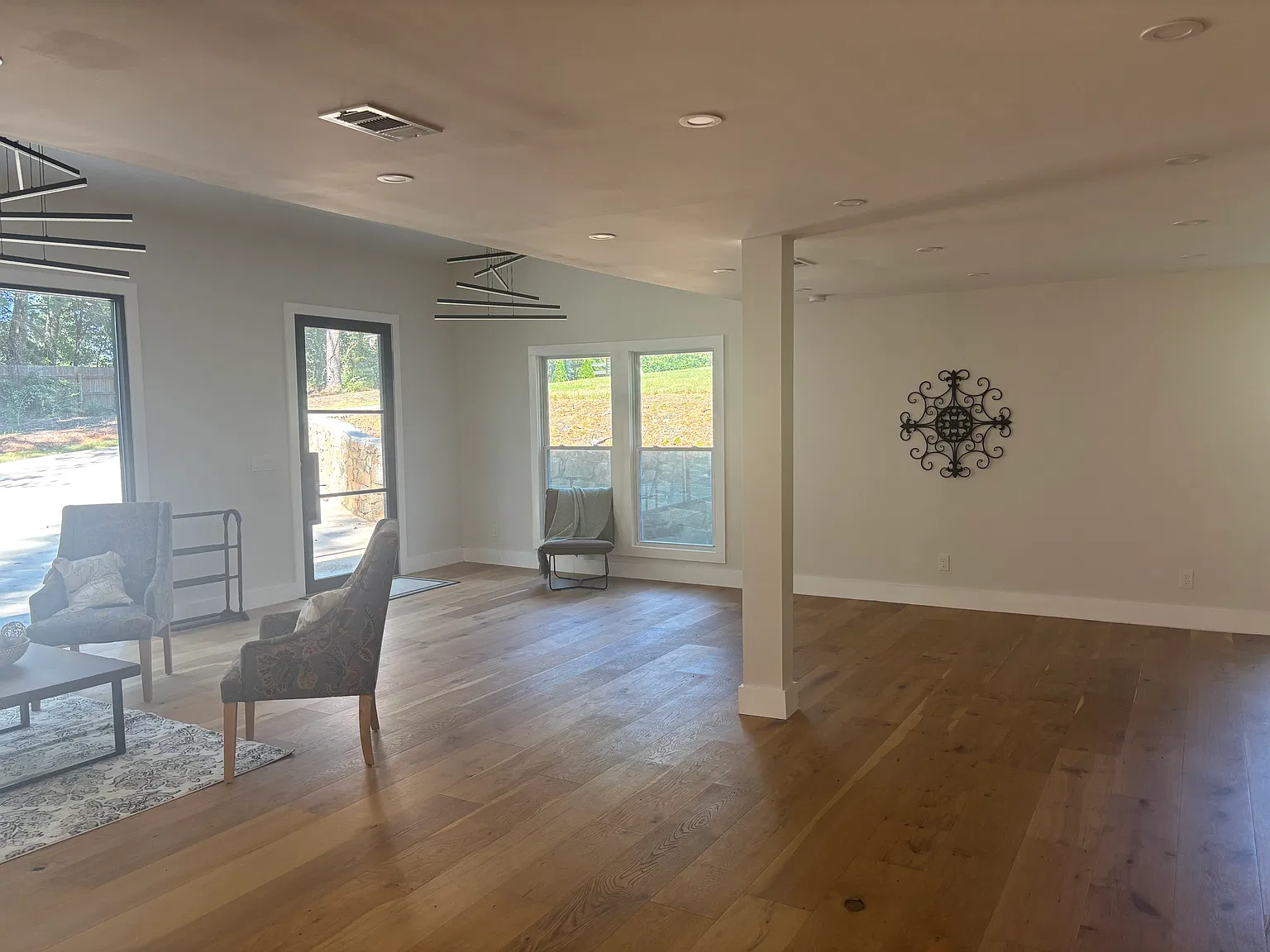 4 bed, 3.5 bath, 4699 sqft, $4,000 — Photo 2