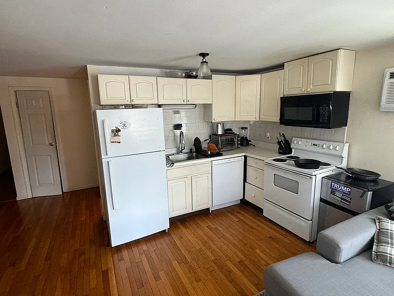 228 W 9th St #2R — Photo 1