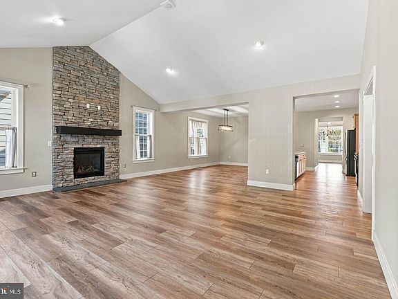 5th image of 321 Freedom Dr