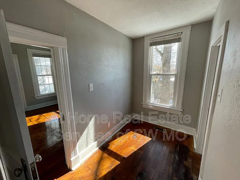 1015 N Sherman Ave — Photo 6