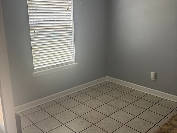 4th image of 516 Heatherstone Cir