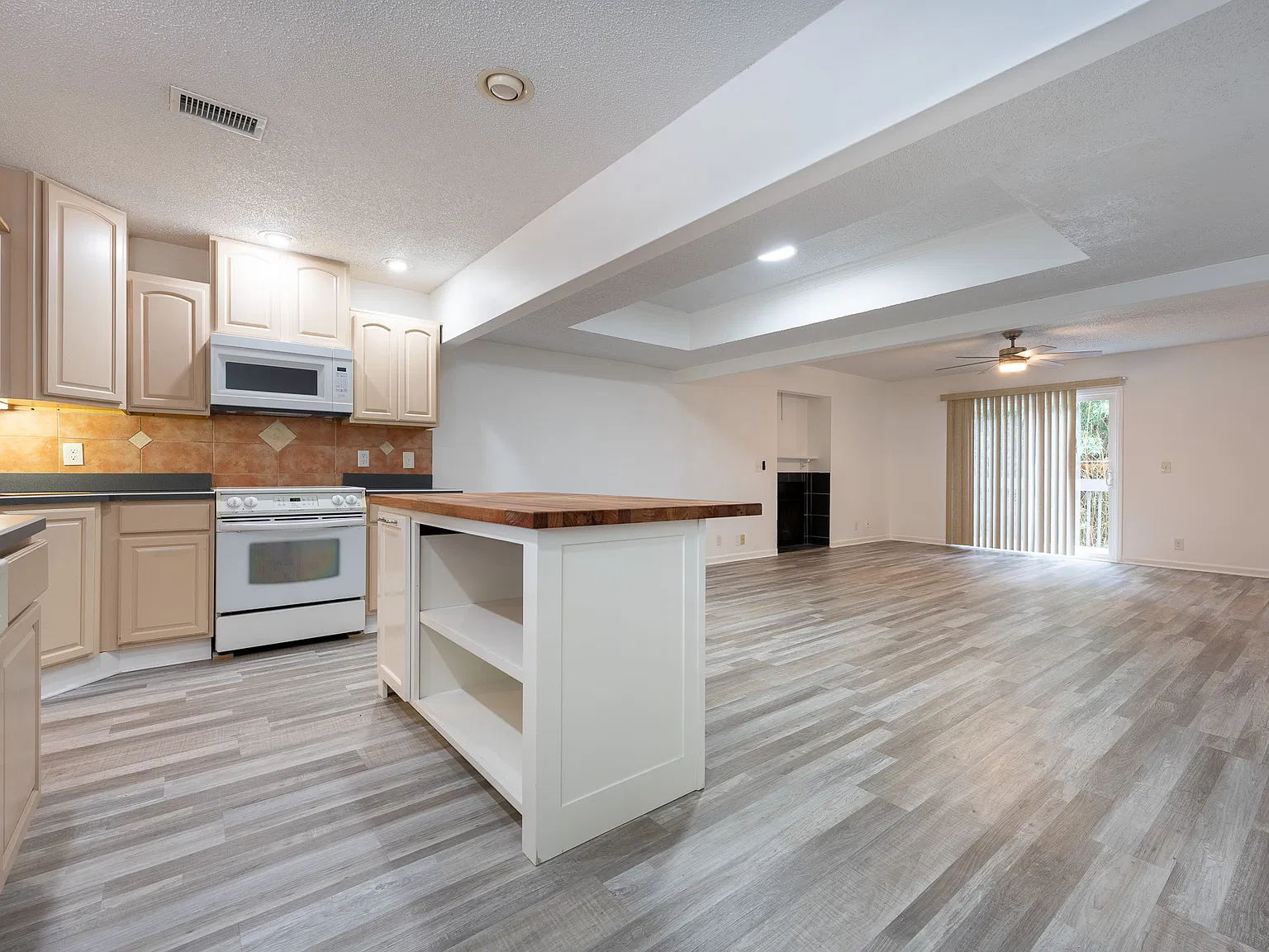 3 bed, 1.5 bath, 1344 sqft, $2,300 — Photo 2