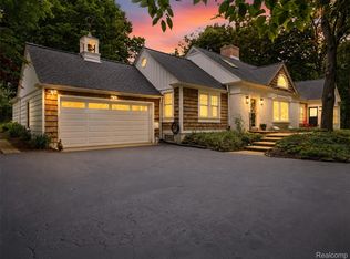 27310 Crestwood Dr, Franklin, MI 48025