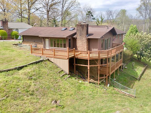 3rd image of 3710 Woodcrest Cir NW