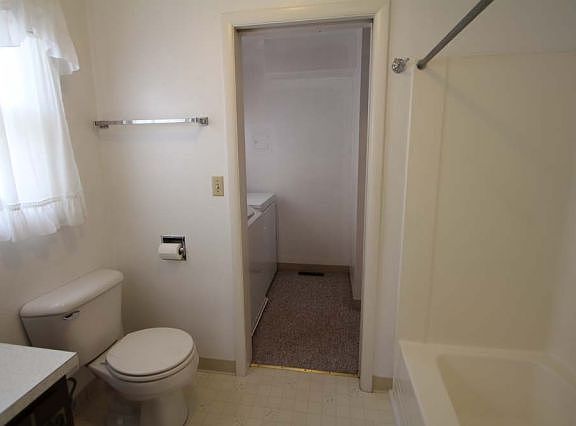 5th image of 1048 1/2 Alderson Ave APT 3