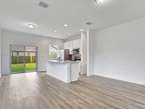 4th image of 637 Washington Ave
