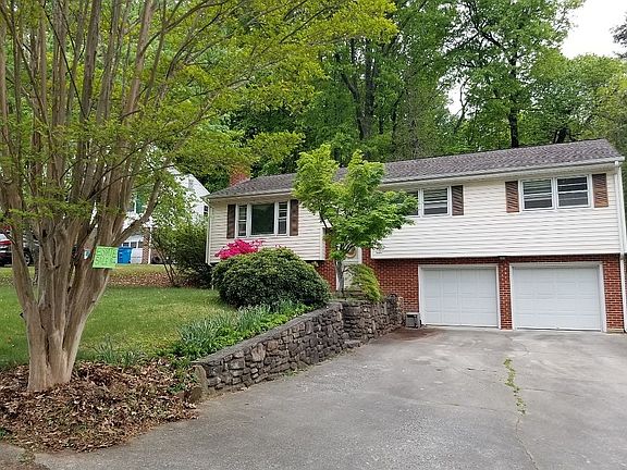 2 Car-Garage Under/ Driveway