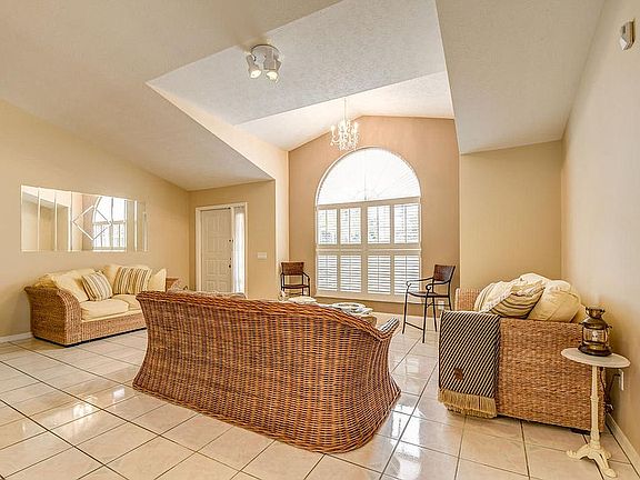 4th image of 398 SW Hollyhock Dr