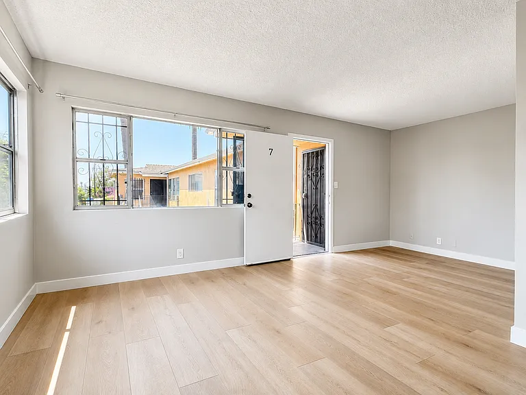 533 W. 75th Street Los Angeles, CA 90044 — Photo 18