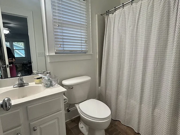 839 Onslow St — Photo 3
