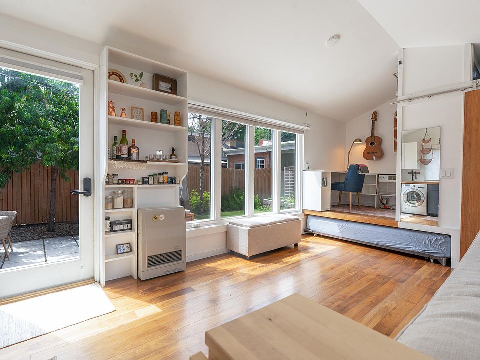 Detached office - Mini Fridge, Heat + AC, No running water or bathroom.