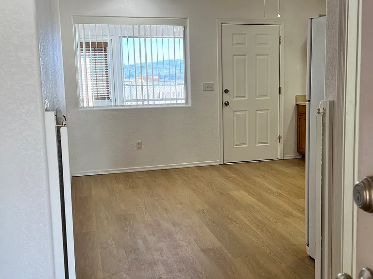Kitchen entry & dining area with window and door to the Arizona room