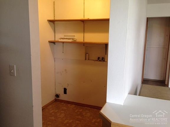 3rd image of 272 NE Leo St