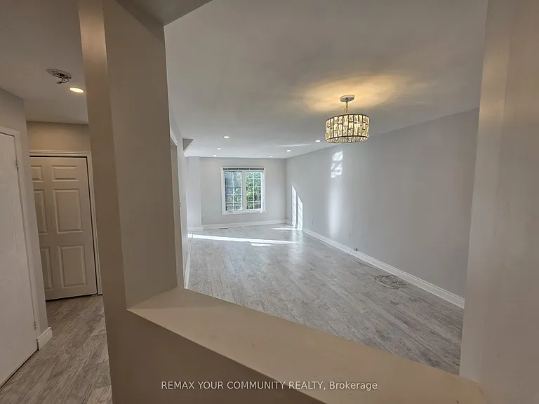 62 Deverill Cres — Photo 2