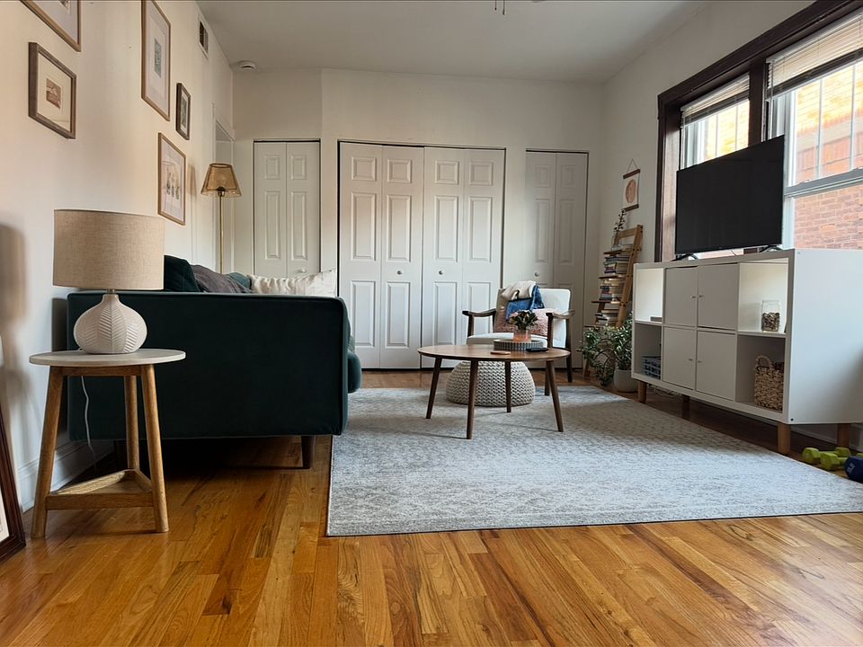 1st image of 522 W Cornelia Ave #1