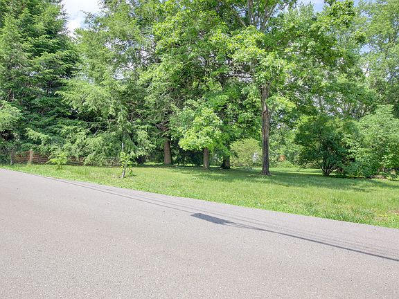 2nd image of 935 Circle Dr