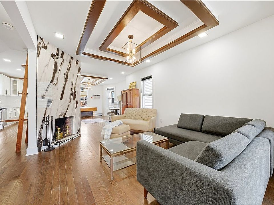 1st image of 916 Clarence Ave #1