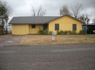111 S 5th St, Nederland, TX 77627