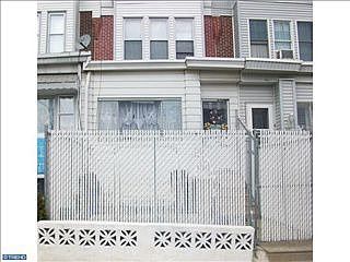 2nd image of 939 E Ontario St