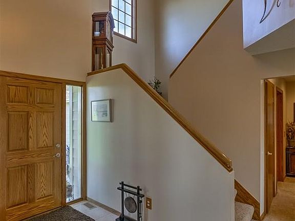 5th image of 765 Lakeview Dr