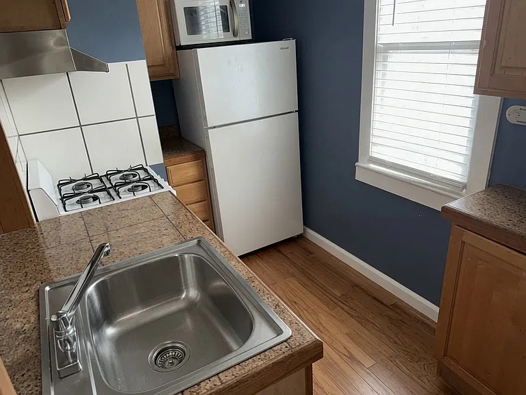 642 Bellevue Pl — Photo 6