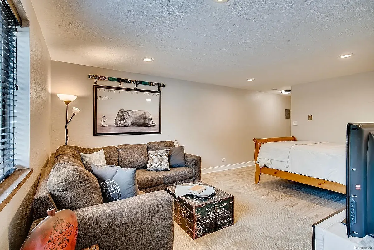 Building Photo - 1366 N Garfield St #203
