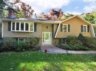 15 Fawn Dr, Granby, CT 06035