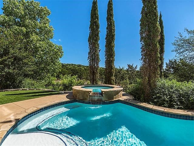 Relax in the spa or heated poolyour own private outdoor oasis!