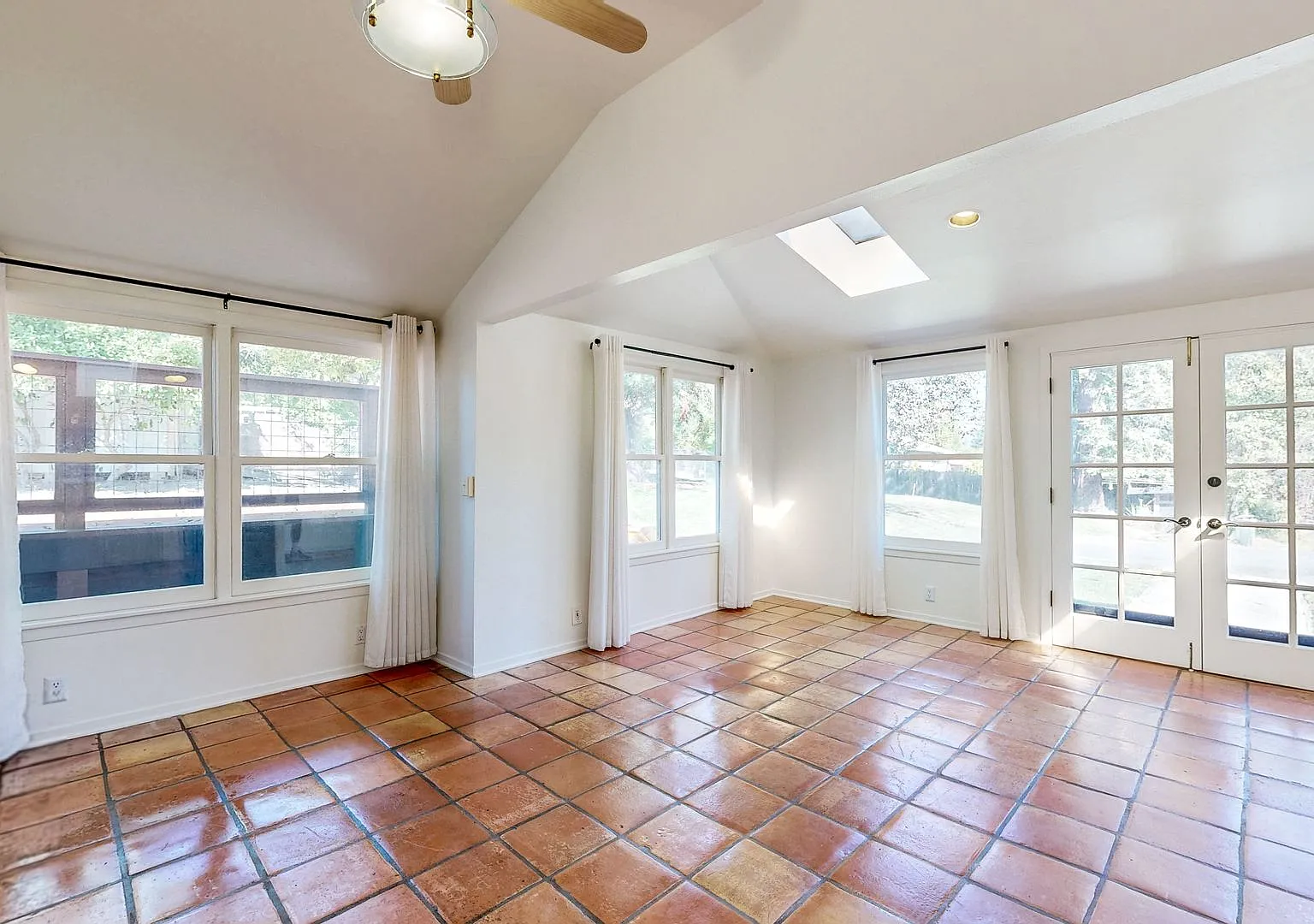 Bright and Spacious 1 Bedroom 1 Bathroom Cottage! Water, PGE, and Garbage Included! — Photo 4
