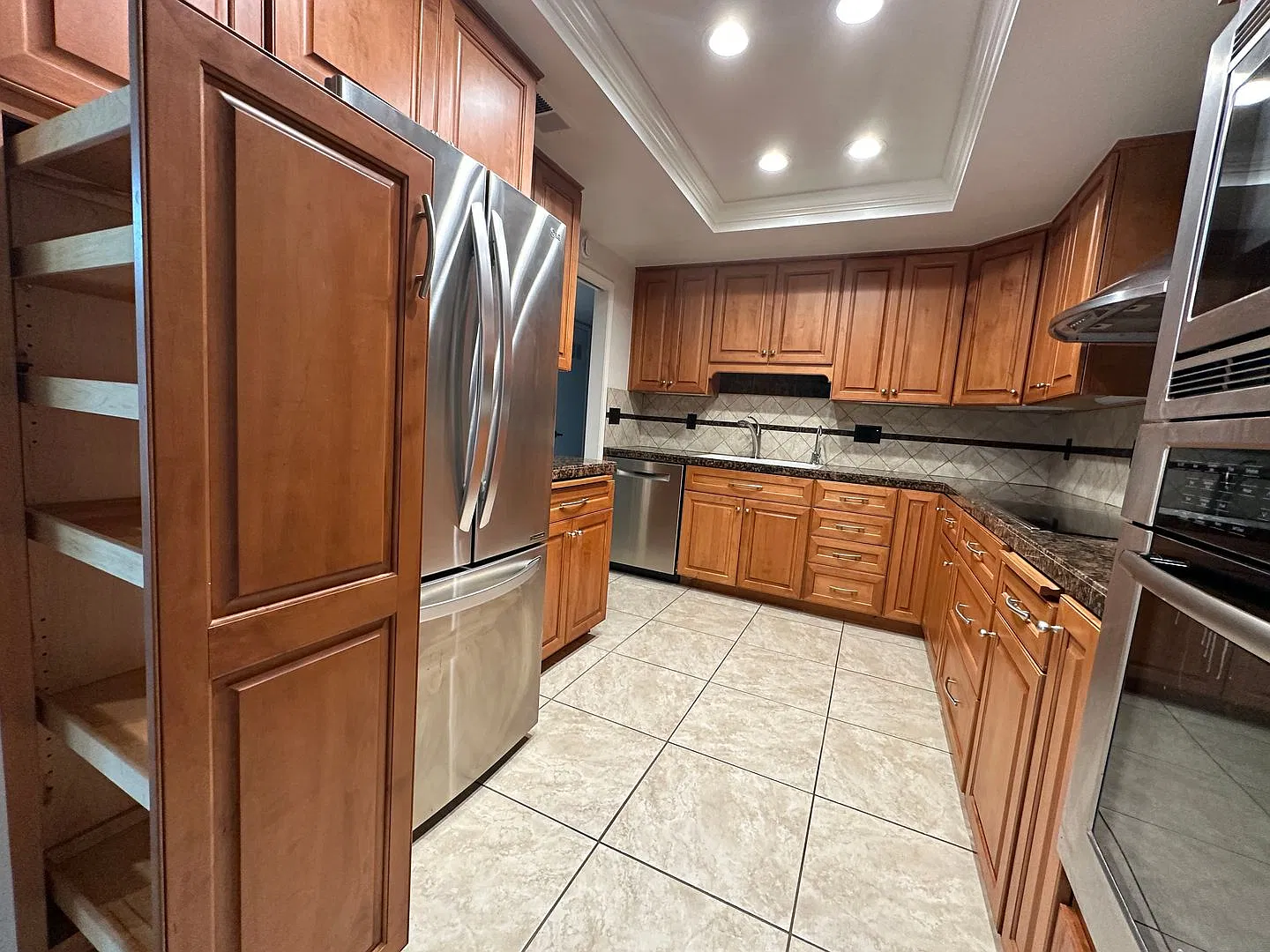 Single story house, 2 car garage, amenities — Photo 4