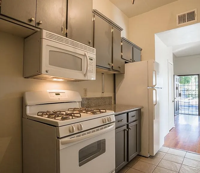 348 S 6th Ave — Photo 12