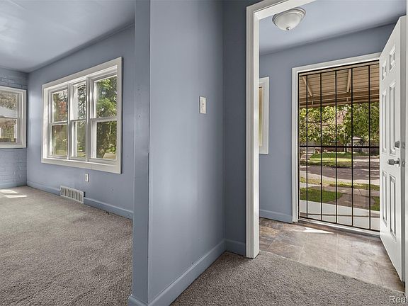 5th image of 15875 Mansfield St