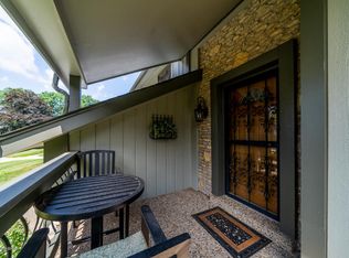 1813 Bainbridge Row Dr, Indian Hills, KY 40207