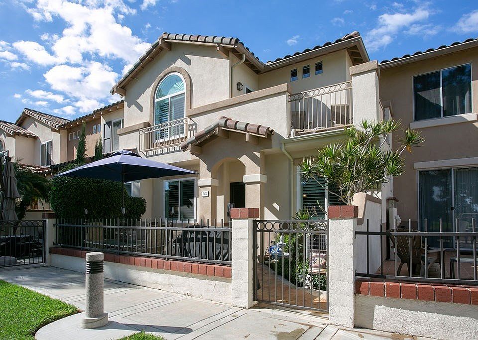 1st image of 2472 Sunningdale Dr