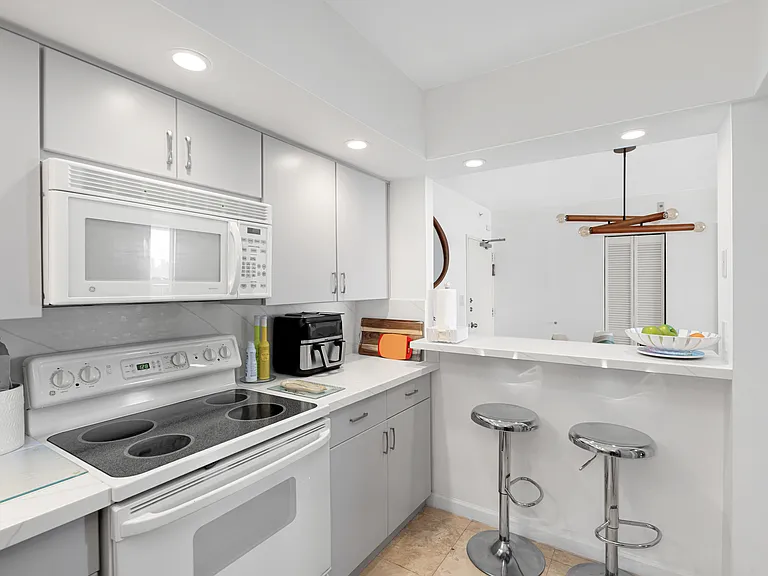 5600 Collins Ave #14R — Photo 15