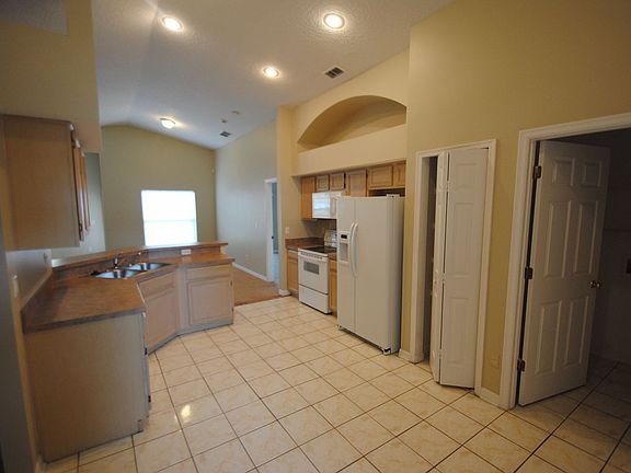 3rd image of 165 Harwood Cir