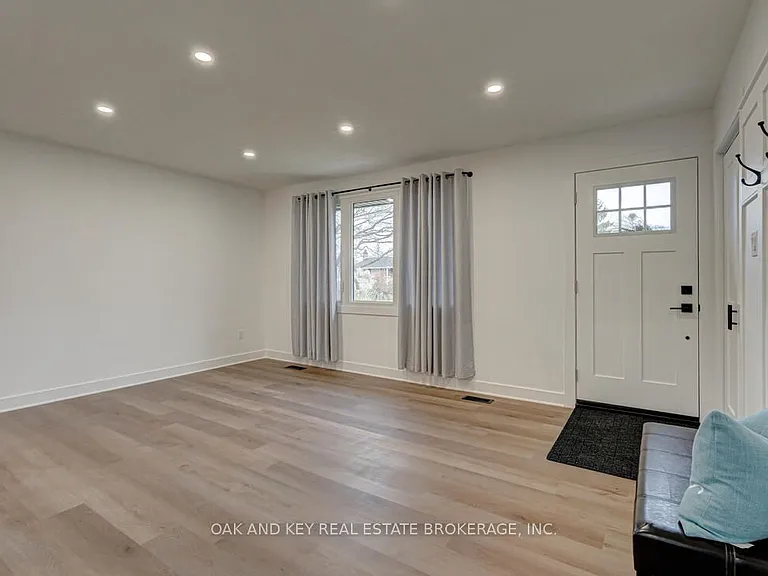 13 Dunwich Dr — Photo 4