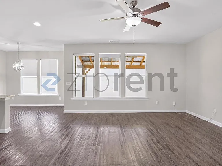 1360 NE Slaton Manor Dr — Photo 22