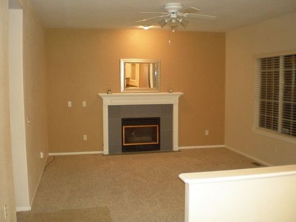 Family Room w Gas Fireplace