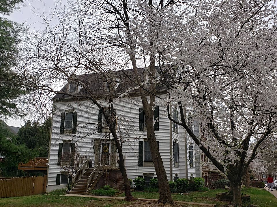 End unit 4 story townhouse looks and feels very much like a single family home. It has 4 bedrooms, 3.5 bathrooms, a finished basement and a loft.