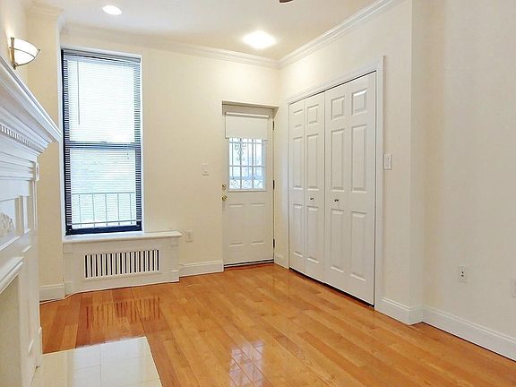 3rd image of 400 E 63rd St APT 1B