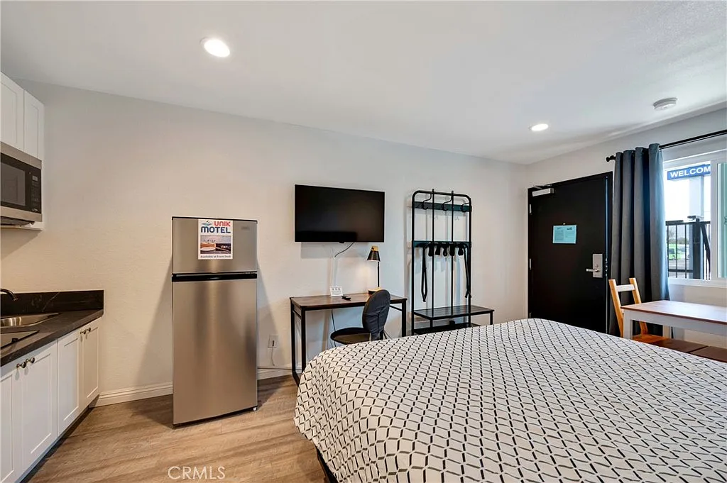 Studio, 242 sqft, $1,699 — Photo 2