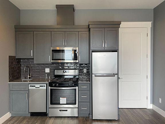 Kitchenette - Refrigerator, 4 burner Stove/Oven, Microwave, Dishwasher