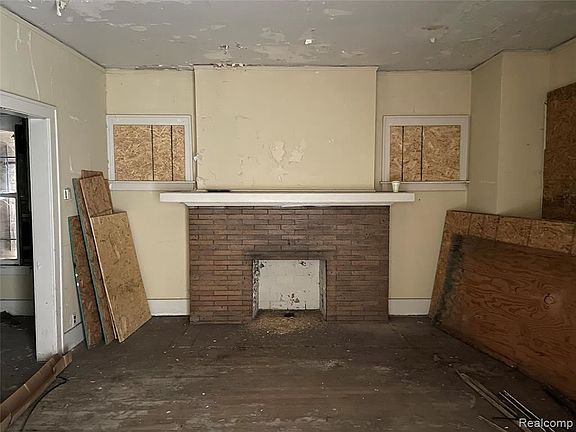 3rd image of 185 W Longwood Pl