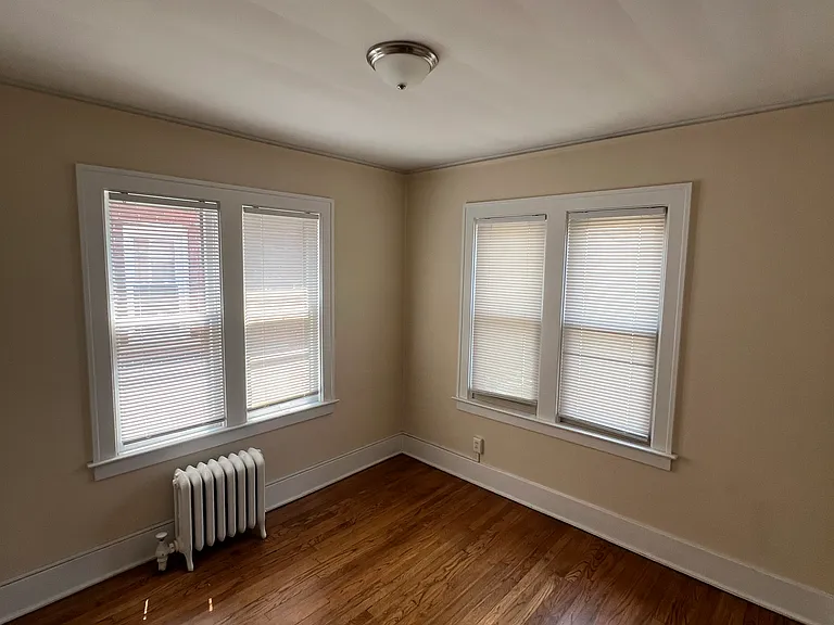 Bedroom w/ closet