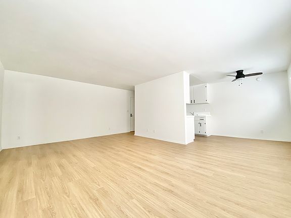 3rd image of 10990 Wellworth Ave #206A
