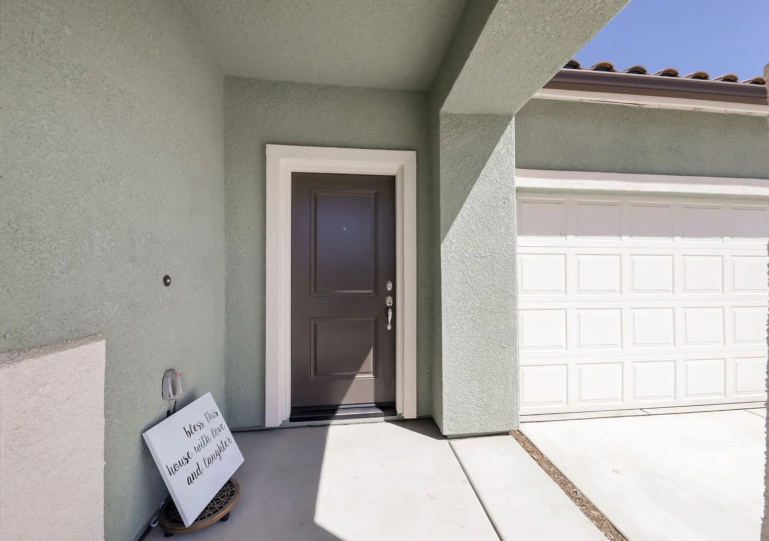 Just Like New! Fully Upgraded 4 bed / 2 bath Model Home. — Photo 3