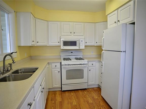 5th image of 223 Beckwith Ave