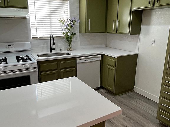2nd image of 12952 Moorpark St #3