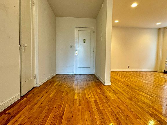 4th image of 115 Essex St APT 4d